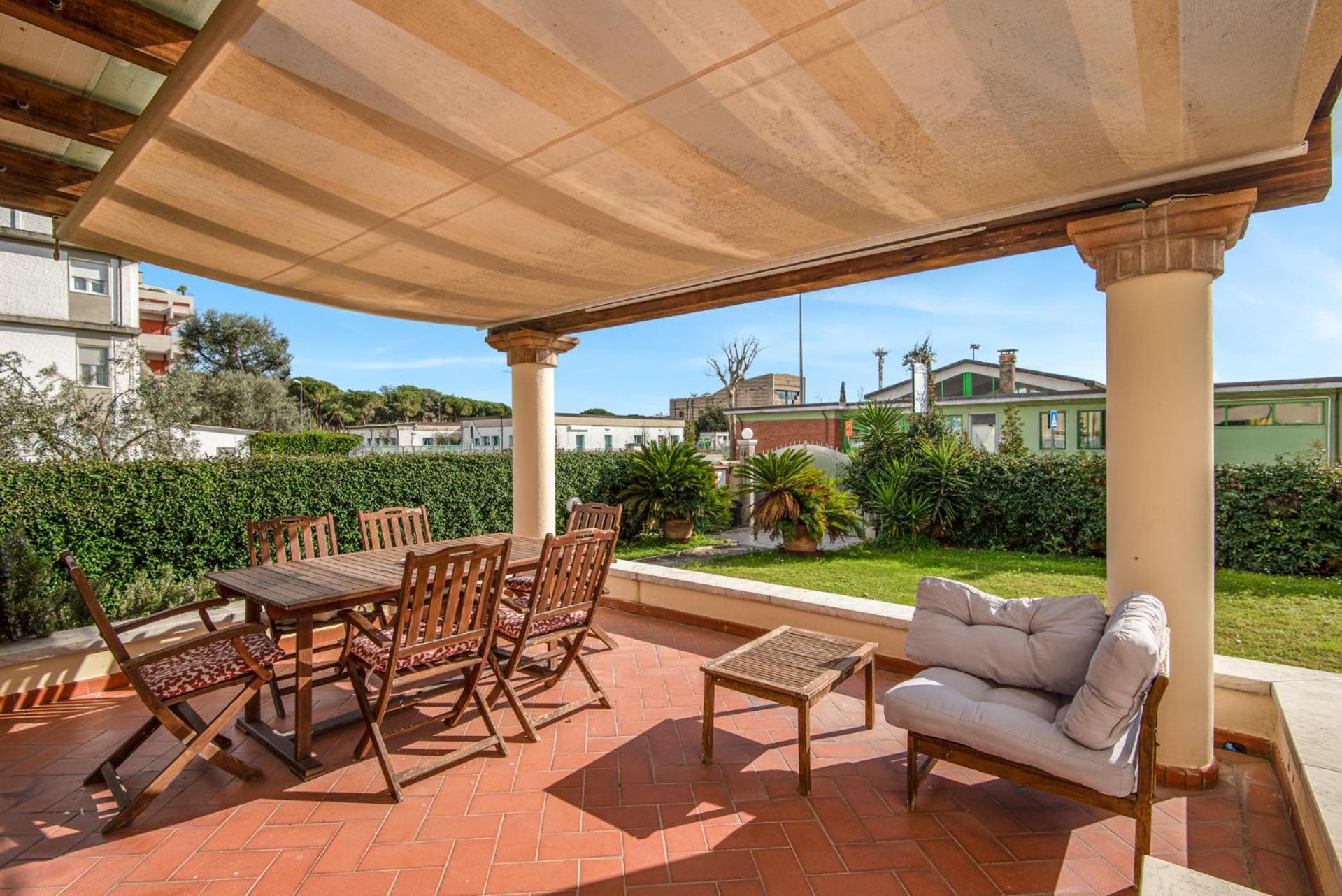Splendido Monolocale Con Spazioso Giardino E Veranda A 500 Mt Dal Mare Marina Di Carrara Exterior foto
